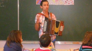 les élèves découvrent accordéon diatonique et djembé